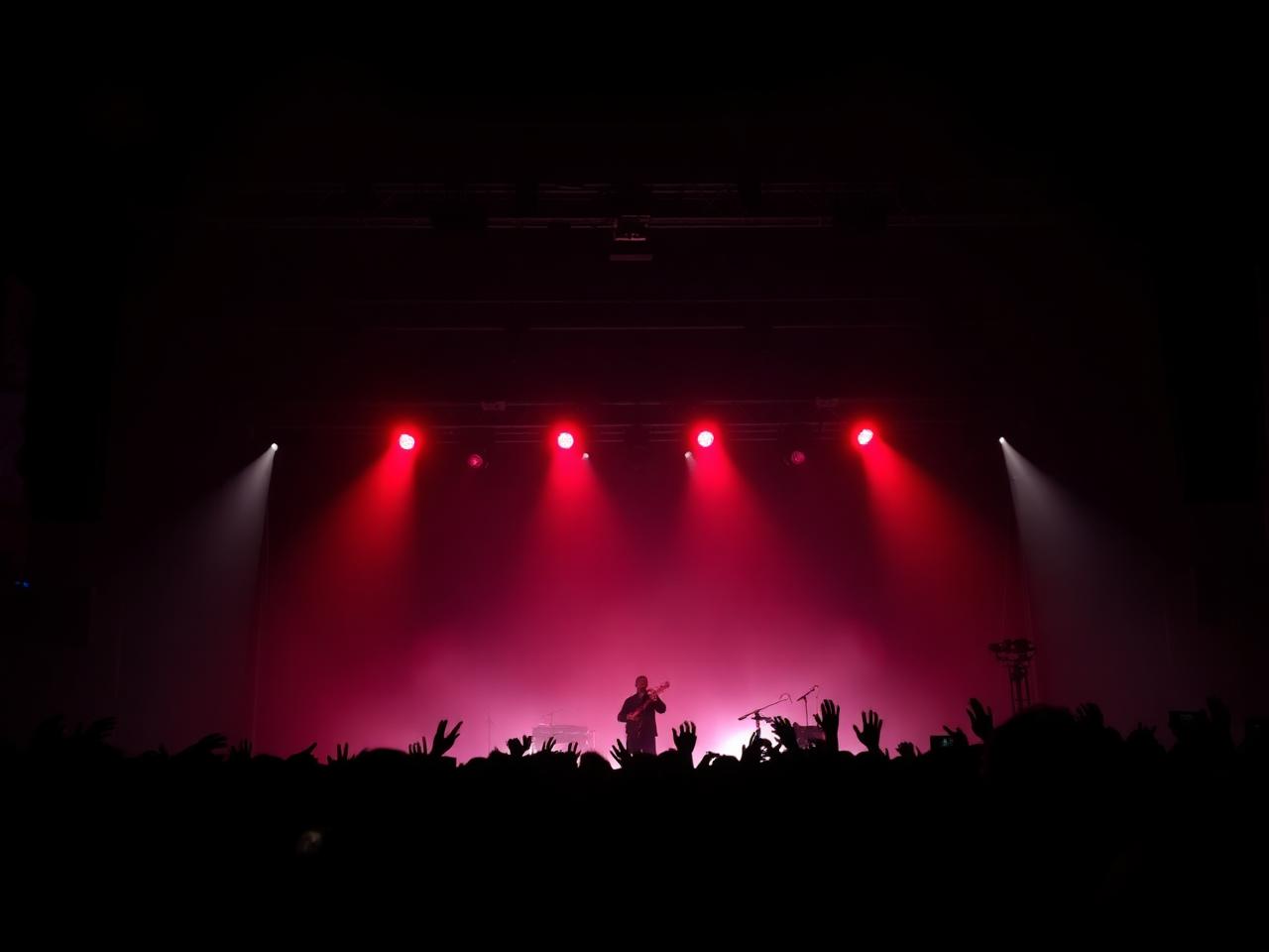 Publikum og scene ved en koncert